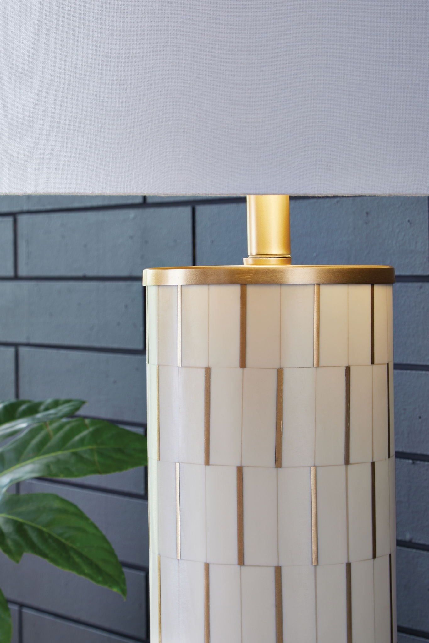 Faridworth - Lampe de table en poly, finition blanche/dorée